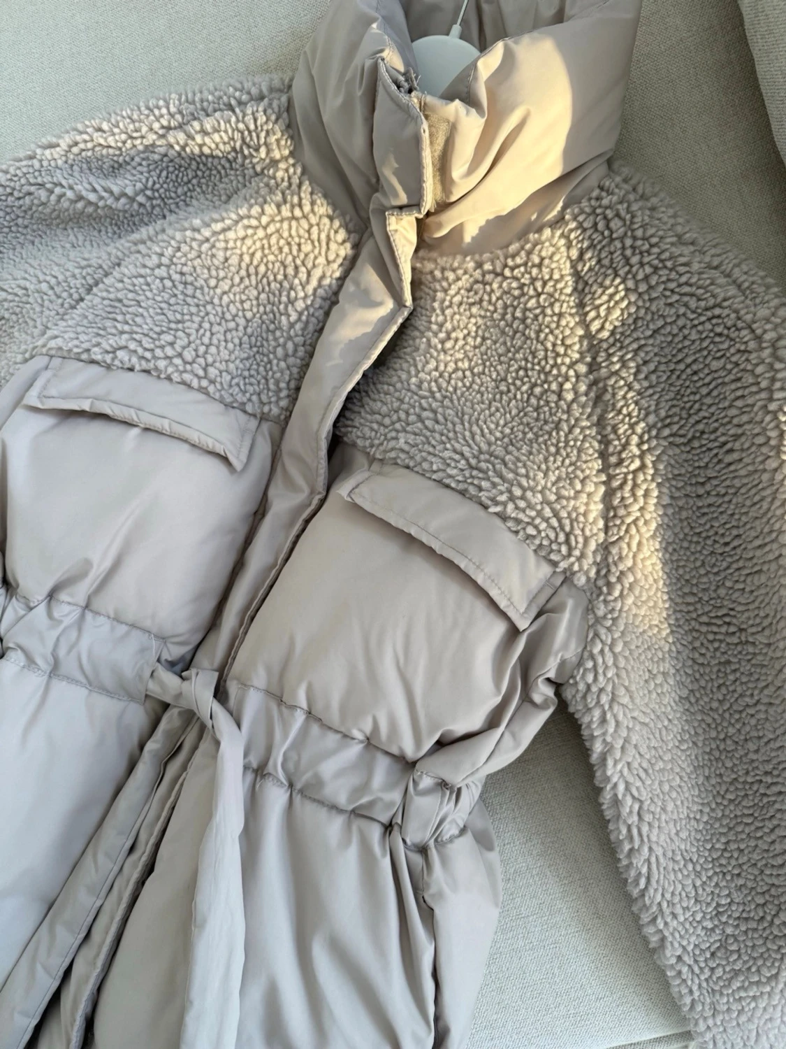 Beige pufferjacka med teddy-detaljer - 1