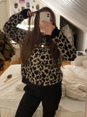 Stickad leopardmönstrad tröja - Säljer en stickad tröja med leopardmönster då den inte används 