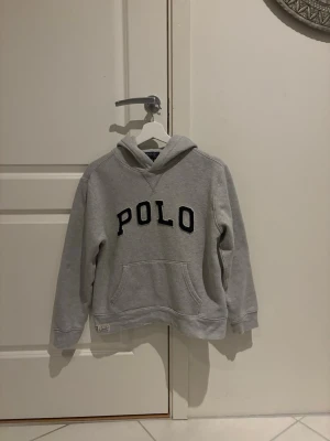 Grå Ralph Lauren Hoodie  - Säljer denna gråa Ralph Lauren hoodien. Den är i storlek 14/16 men passar XS. Den är i bra skick. 