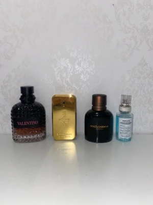Parfym samling (byter och säljer) - En samling med 10 parfymer, 3 samples och en ”skämt parfym”. Byter och säljer kom med pris eller byten. Säljer/byter för att jag vill skaffa några nya dofter.