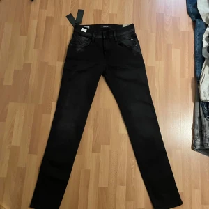 Replay anbass - Svart gråa replay jeans modell Anbass, helt nya med lappar, storlek 29/32 nypris runt 1700 säljes för 500