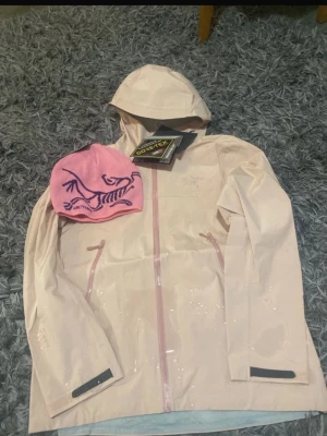 Arcteryx jacka med mössa  - Arcteryx jacka med mössa, köp jackan så får du mössan på köpet! Perfekt för skidbacken eller vardaglig använding.