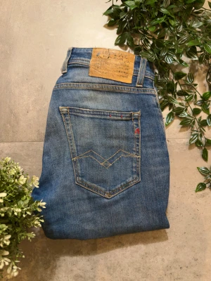 Blå Replay jeans - Säljer mina blåa jeans från Replay. De är i mycket bra skick, 8/10. Nypris ca 1500 kr. Skriv för mer bilder eller funderingar! 👍