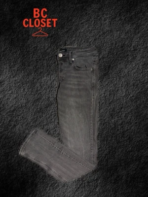 Gråa Glenn slimfit Jack & Jones - Snygga grå jeans ifrån Jack and Jones i modellen ”Glenn slim fit”! Jeansen är i storlek W28/L32. Priset är diskuterbart, kontakta mig för alla frågor och funderingar! ✅🤝