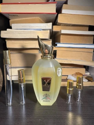 Xerjoff Naxos sample - Säljer splitt/ tester av denna fina Xerjoff Naxos       Finns att köpa i 2ml /80kr - 3ml/ 115kr - 5ml/185kr 10ml/329kr.                                                                         Har även andra parfymer så kolla min profil! 