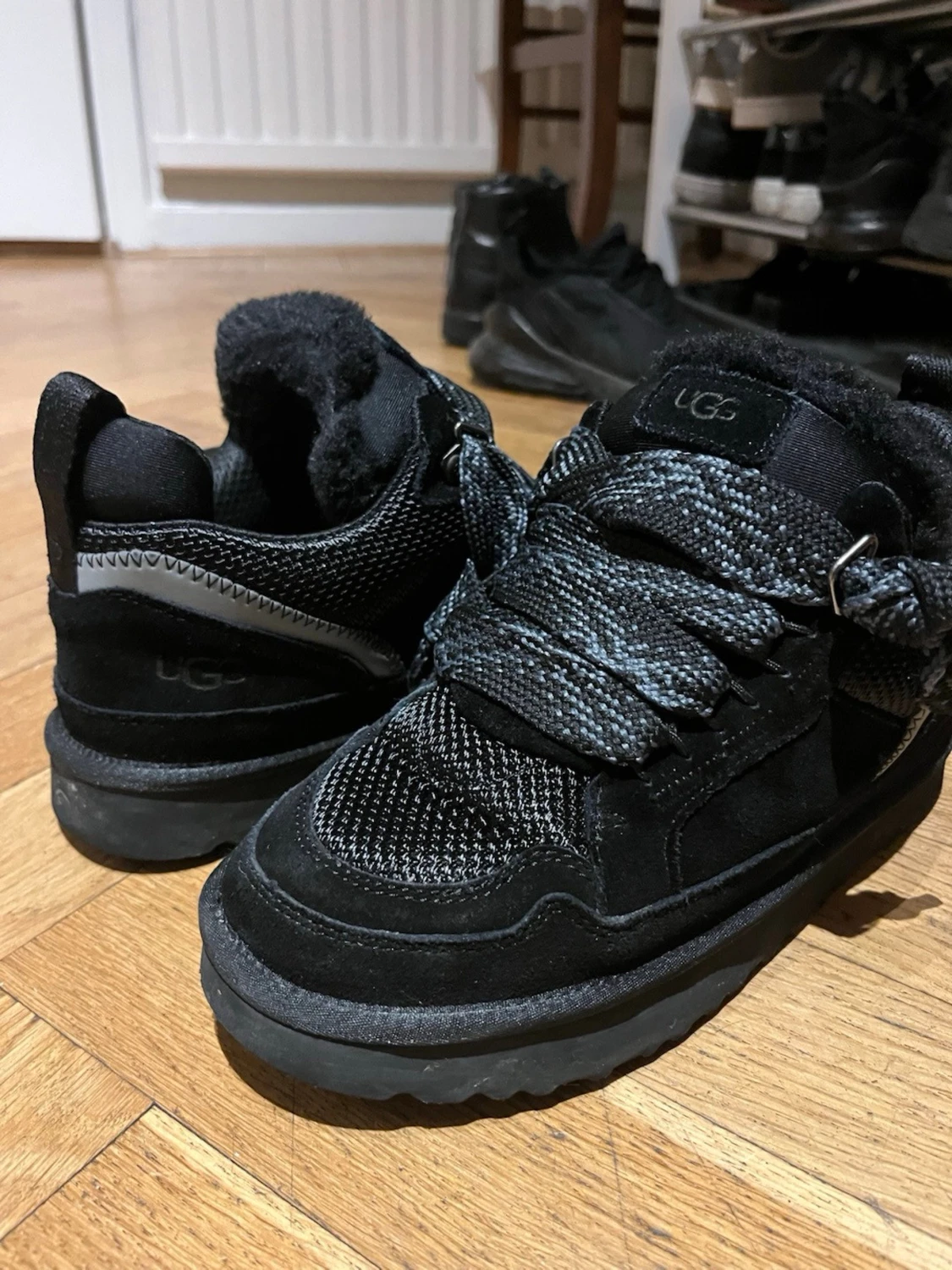 Svarta sneakers från UGG med snörning - 4