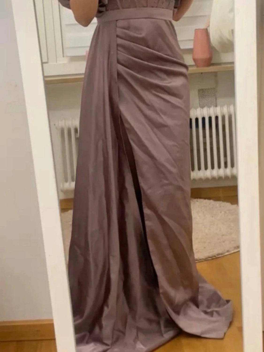 Lång lila klänning med slits - 1