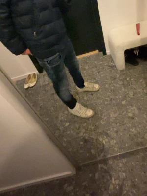 Feta replay jeans - Säljer ett par schyssta replay jeans i storlek L30 W28. Sitter som slim/skinny jeans. Säljer eftersom har växt ur dem. Hör av er om ni har funderingar!