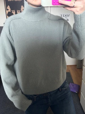 Ljusgrön stickad polotröja - Ljusgrön stickad polotröja, jättefin något nopprig 🥰