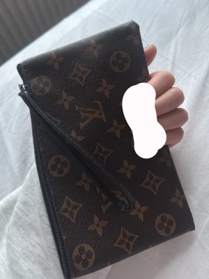 Två kuvert väskor  - Säljer två kuvertväskor, en brun och en svart , perfekt till mobilen , kort , pengar, små saker ( säljer i pack )