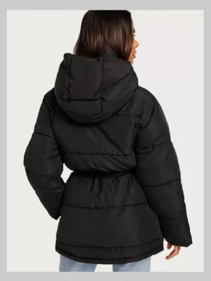 Svart pufferjacka med huva och bälte - Snygg svart pufferjacka med stor huva och bälte i midjan 