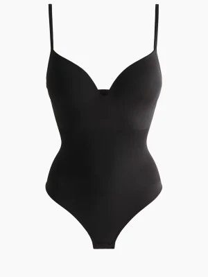 Svart populär body, ny - Snygg svart shaping body med tunna, justerbara axelband och vadderade kupor. Djup v-ringning framtill och slät, figurnära passform som ger en smickrande siluett. Populär svart body från HM som är slutsålda överallt, 