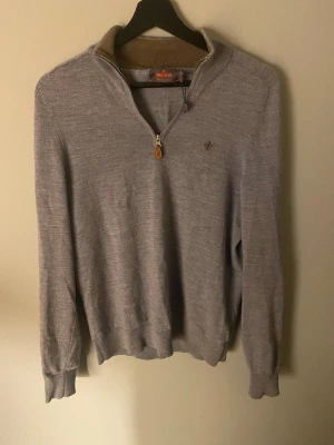 Ljusblå stickad tröja från Morris - Snygg ljusblå stickad tröja från Morris i 100% merinoull. Storlek S. Använd några gånger, mycket bra skick. Hör av dig vid fler frågor eller funderingar!