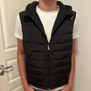 Oscar Jacobson Väst - Säljer denna feta västen med luva från Oscar Jacobson. Storlek M, modellen är 186cm, 73kg. Skriv vid funderingar!