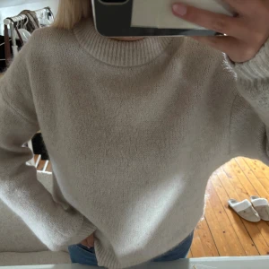 Stickad tröja i mohairblandning - Beige stickad tröja i mohairblandning. Slutsåld på hemsidan men nypris 899kr. Storlek M, men skulle snarare säga en S. 