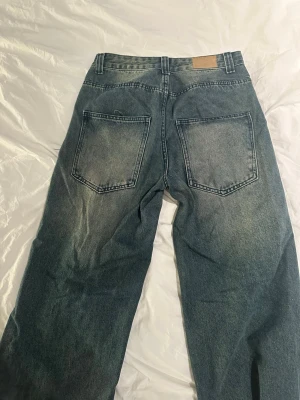 Baggy blå jeans med raka ben - Säljer pga att jag inte använder dem längre