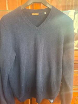 Stenströms cashmere - Snygg V ringad tröja från stenströms 100% cashmere. Nypris är ca 3500 kr