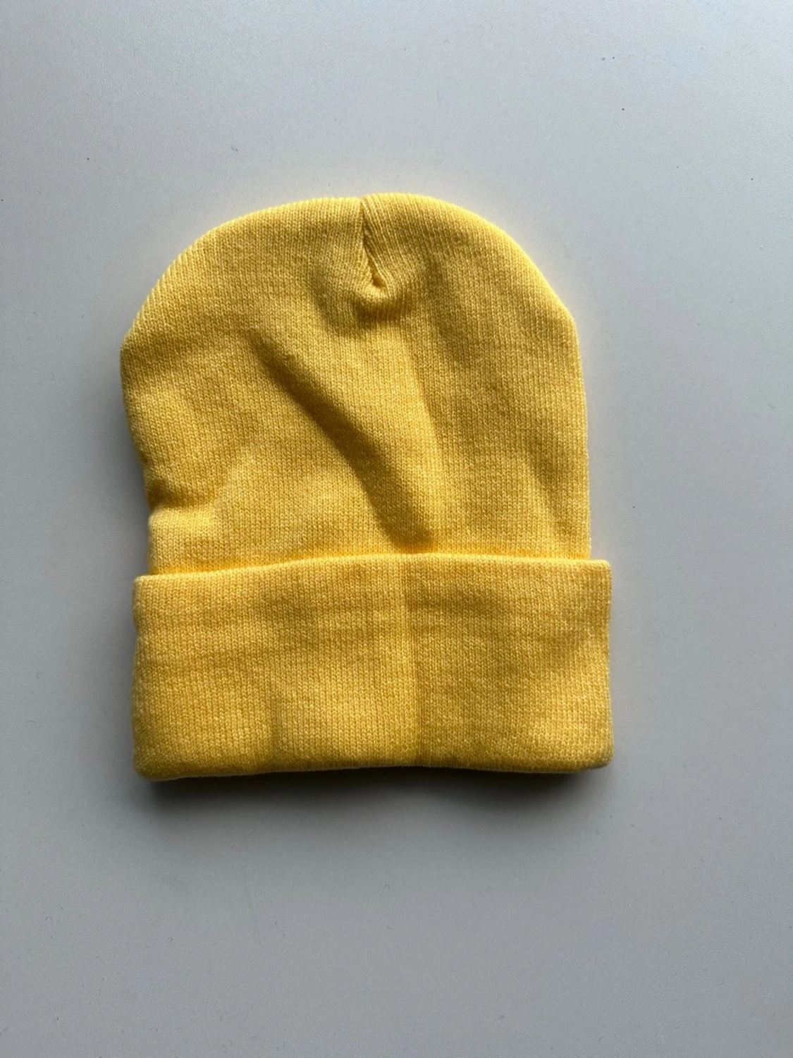 Gul ribbstickad mössa