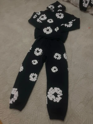 Denim Tears tracksuit - Superhypead tracksuit från Denim Tears. Unik design och grym kvalitet.