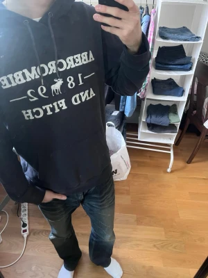 Hoodie från Abercrombie & Fitch - Snygg blå hoodie från Abercrombie & Fitch med vit text och logga framtill.