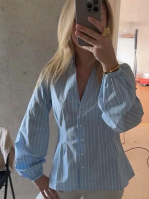 Figursydd randig skjorta - Säljer denna superfina randiga figursydda skjortan med v-ringning och knappar framtill. Storlek S, endast använd ett fåtal gånger.🫶🏼