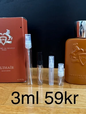 Parfums de Marly Althaïr 3ml - Parfums de Marly Althaïr är en lyxig herrparfym med en söt och vaniljdoft. Doften har varma kryddiga toner av kanel och musky. FINNS ÄVEN I 2,3,5,10ML KOLLA PROFILEN FÖR ANDRA STORLEKAR ! 2ml 39kr | 3ml 49kr | 5ml 89kr | 10ml 159kr | Nypris ca 2500-3000kr