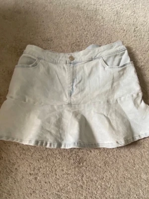 Ljusblå jeanskjol  - Säljer en ljusblå jeanskjol med volang, perfekt för en avslappnad och trendig look.🤍 postar inom 24h📦