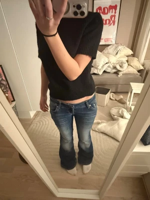 Mörkblåa jeans me blekning💙💙 - Säljer dessa jätte snygga jeans, använda fåtal gånger!! Hör av dig vid frågor💗