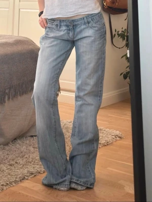 Ljusblå lågmidjade bootcut jeans S/M - Ljusblå lågmidjade bootcut jeans som jag skulle säga är S/M. Midjemått är 41 cm och Innerbenslängden är ca 84 cm! Bra skick! Inga defekter. Säljer då dom inte passar (lånade bilder)❤️