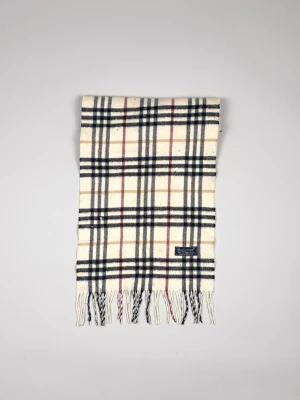 Burberry Classic Scarf - Burberry Classic Scarf | Modell: Classic Scarf | Skick: Använt | Nypris: 4599 kr | Storlek: No Size | Hör av dig vid minsta fundering 📦