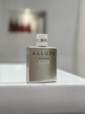 Chanel Allure Homme Édition Blanche - Chanel Allure Homme Édition Blanche. Mängd avgör själv. Nypris 1290kr. Skickas snabbt. 