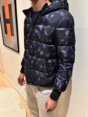 Woolrich jacka  - Är 185 och väger 72, jackan sitter lite tajt på lig storlek passar runt S