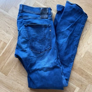 Replay jeans - Replay hyper flex grover jeans i bra skick. 