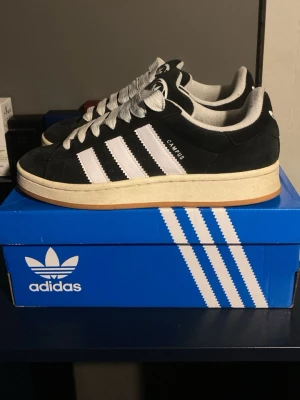 Adidas Campus 00s - För feta adidas campus 00s som knappt är använda, köpta i 2023 och använd 2 ggr. Original lådan finns kvar. Om ni tycker att dem ser smutsiga ut så tvättar jag dem gärna 