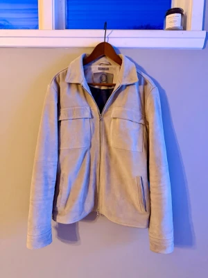 Human Scales Rick - HUMAN SCALES SUEDE RICK Skick 10/10 Extremt snygg beige färg Endast testad, Storlek M Nypris runt 3500kr Fraktar inom 24h Hör av dig om du har frågor✨