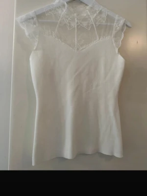 Söt topp  - Super fin topp ifårn Missay använd en gång så pytte lite smink i kragen men bara invändigt annars som ny! 