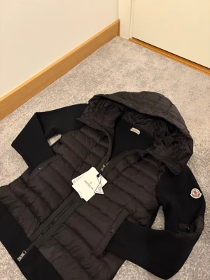 Moncler Cardigan - En svart moncler cardigan i storlek 2/M som passar folk med storlek S och M ☺️ helt ny hör av er vid frågor ☺️GÅR ATT PRUTA‼️