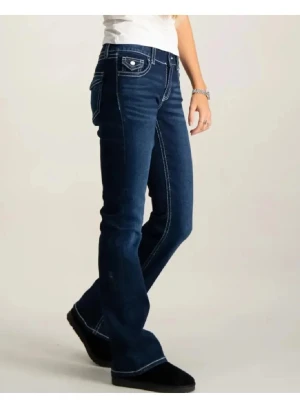 Mörkblå bootcut jeans från Young Gina - Snygga mörkblå bootcut jeans från Rock Revival med kontrastsömmar och dekorativa fickor bak. Jeansen har låg midja och klassisk femficksdesign. Tillverkade i stretchig denim för skön passform och cool look.