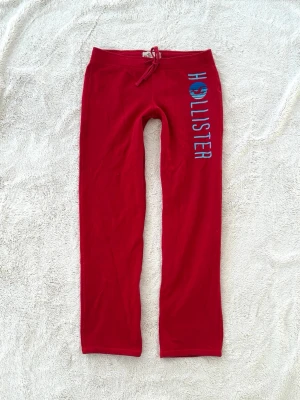 Hollister lågmidjade byxor  - Ett par byxor från Hollister i storlek M. Rakt över midjemått: ca 38cm. Innebenslängd: ca 73cm. Jag fraktar inom 24h, frakt med PostNord prioriteras. Se liknande plagg i min profil! 