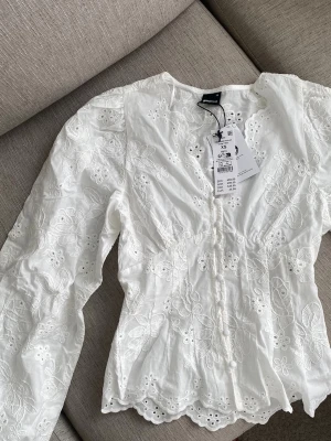 Vit broderad blus från Gina Tricot - Superfin vit blus från Gina Tricot i storlek XS. 