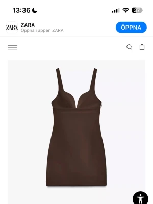Brun kort klänning med rosett från ZARA - Supersnygg brun kort klänning från ZARA med breda axelband och markerad byst. Baktill finns en rosett! Klänningen har en figursydd. Aldrig använd endast testad 💕Helt slutsåld 