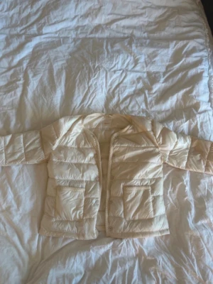 Jacka från gina - Storlek 170 som passar mig med xs/s och är inte för kort💕bara provat så aldirg använd