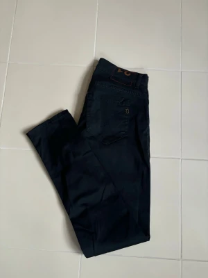 Dondup George jeans w31 - Svarta snygga populära Dondup George jeans i w31 och grymt skick. Sjukt snygga på och ett kap med tanke på priset, inga hål eller fläckar!