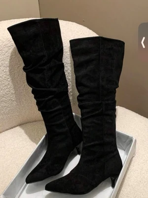 Slouchy/rynkade skor - Skor som är rynkade och slouchy, nyskick. Storlek 36, man drar ner det lösa tyget. 