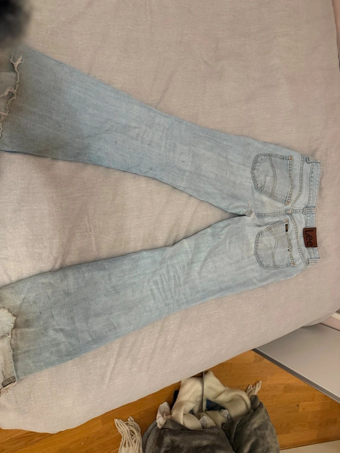 Ljusblå Lee raka jeans med rå kant