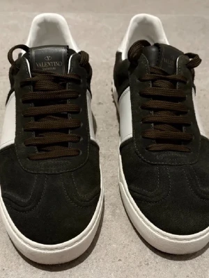 Olivgröna Valentino Flycruwe  - Tjena, säljer ett par sjukt snygga och stilrena Valentino flycruwe skor i färger olivgrön i 9/10 skick , finns inga defekter, ovanlig färg i så extremt bra skick. Hör gärna av er vid fler frågor eller funderingar, mvh