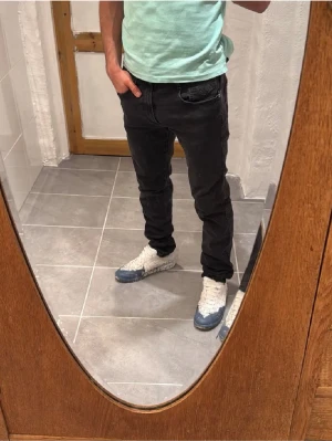 Replay jeans  - Ett par snygga byxor från Replay i storlek W32 L32 i modellen Anbbas 