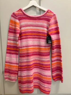 Randig klänning storlek XS - Randig stickad klänning storlek XS. Köpt från Nelly, oanvänd med lapp kvar 