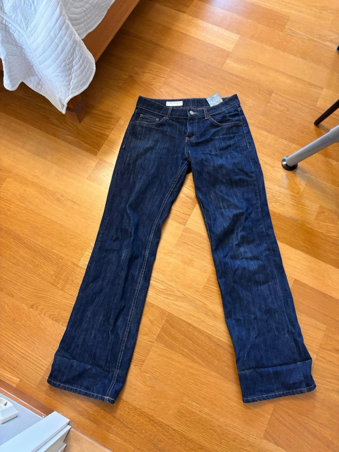 Mörkblå raka jeans med kontrastsömmar - 2
