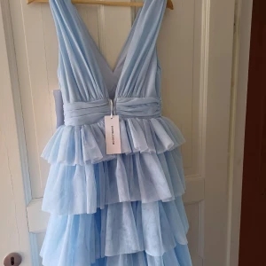 Ljusblå långklänning med volanger från BUBBLEROOM - Säljer denna fantastiska ljusblå klänning från Bubbleroom! Använd endast 1 gång, nypris 1799 kr. Klänningen har en vacker V-ringning, markerad midja och flera lager volanger i mjukt tyg som ger dig perfekta känslan till bal. Storlek 34,Bara att skriva vid eventuella frågor!💕